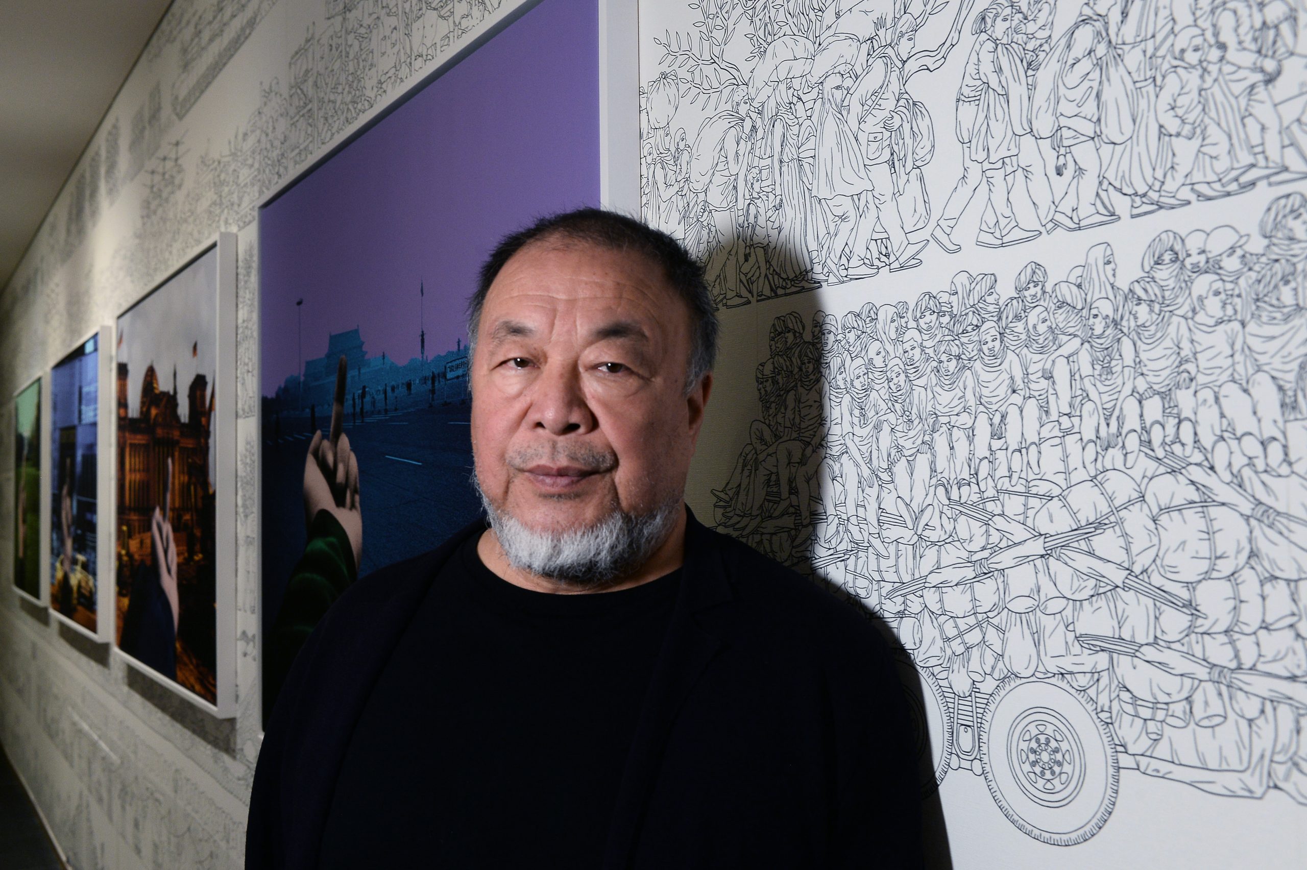 l'artista cinese Ai Weiwei durante l'allestimento della sua mostra personale "Who Am I?" a Palazzo Fava sede delle esposizioneìi di Genus Bononiae (Roberto Serra / Opera Laboratori Fiorentini)