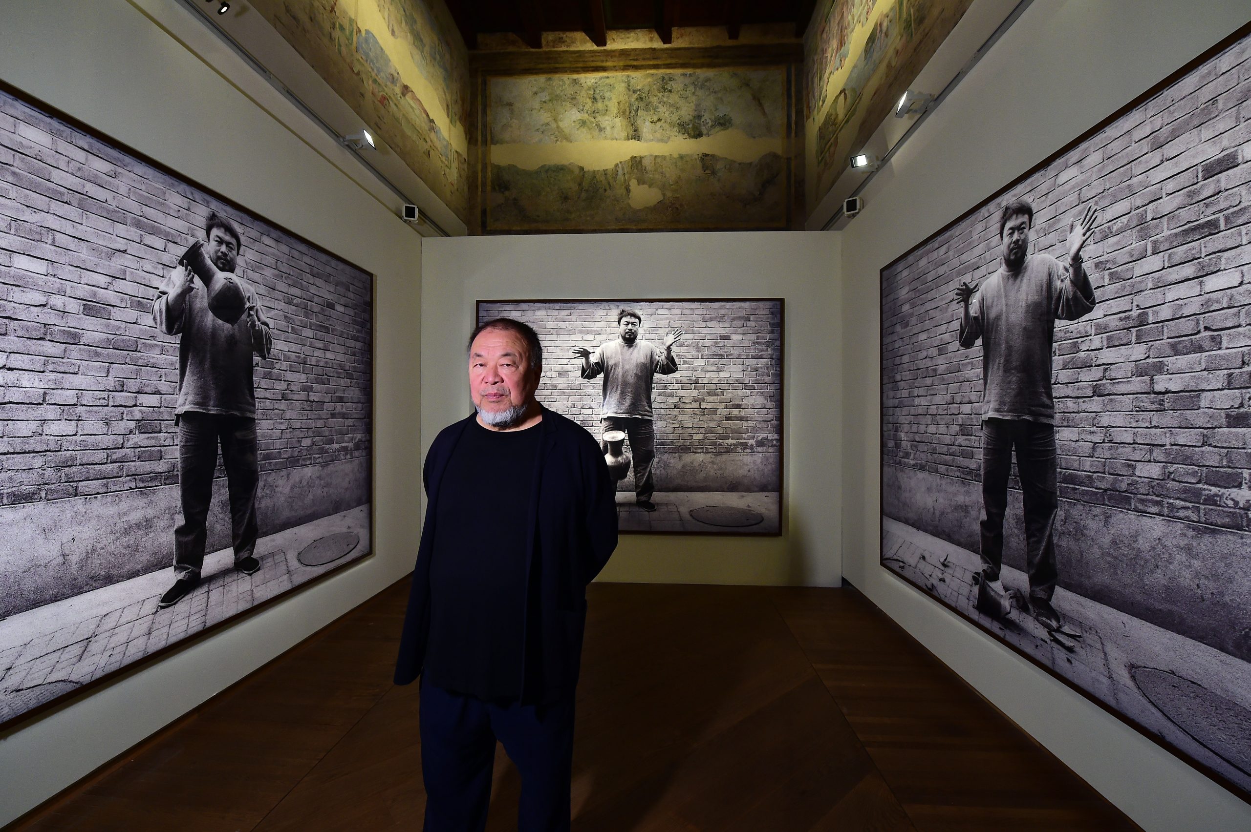 l'artista cinese Ai Weiwei durante l'allestimento della sua mostra personale "Who Am I?" a Palazzo Fava sede delle esposizioneìi di Genus Bononiae (Roberto Serra / Opera Laboratori Fiorentini)