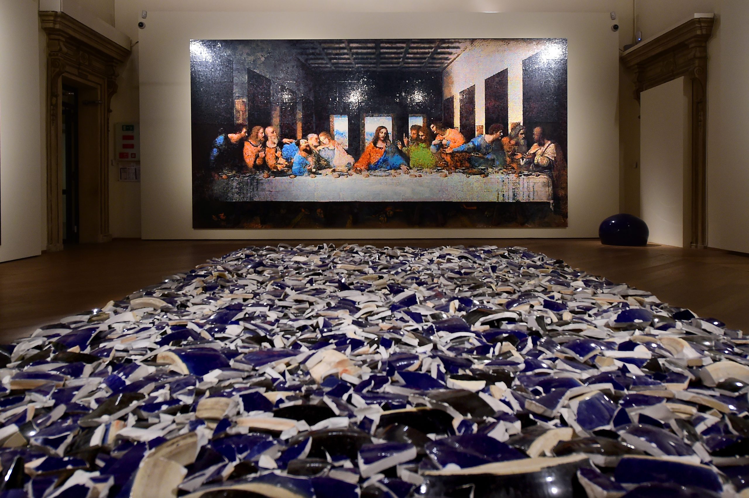 l'artista cinese Ai Weiwei durante l'allestimento della sua mostra personale "Who Am I?" a Palazzo Fava sede delle esposizioneìi di Genus Bononiae (Roberto Serra / Opera Laboratori Fiorentini)