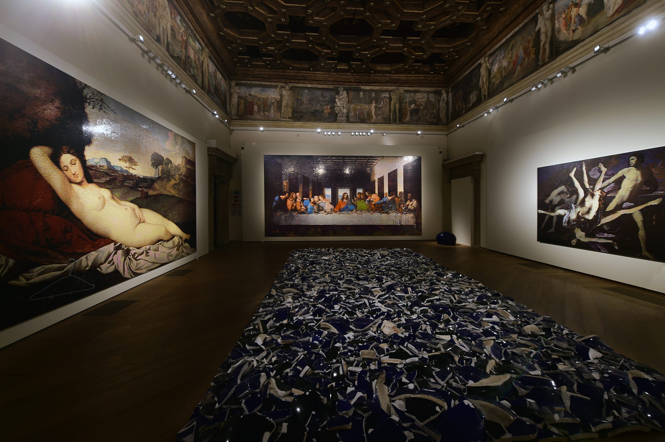 l'artista cinese Ai Weiwei durante l'allestimento della sua mostra personale "Who Am I?" a Palazzo Fava sede delle esposizioneìi di Genus Bononiae (Roberto Serra / Opera Laboratori Fiorentini)