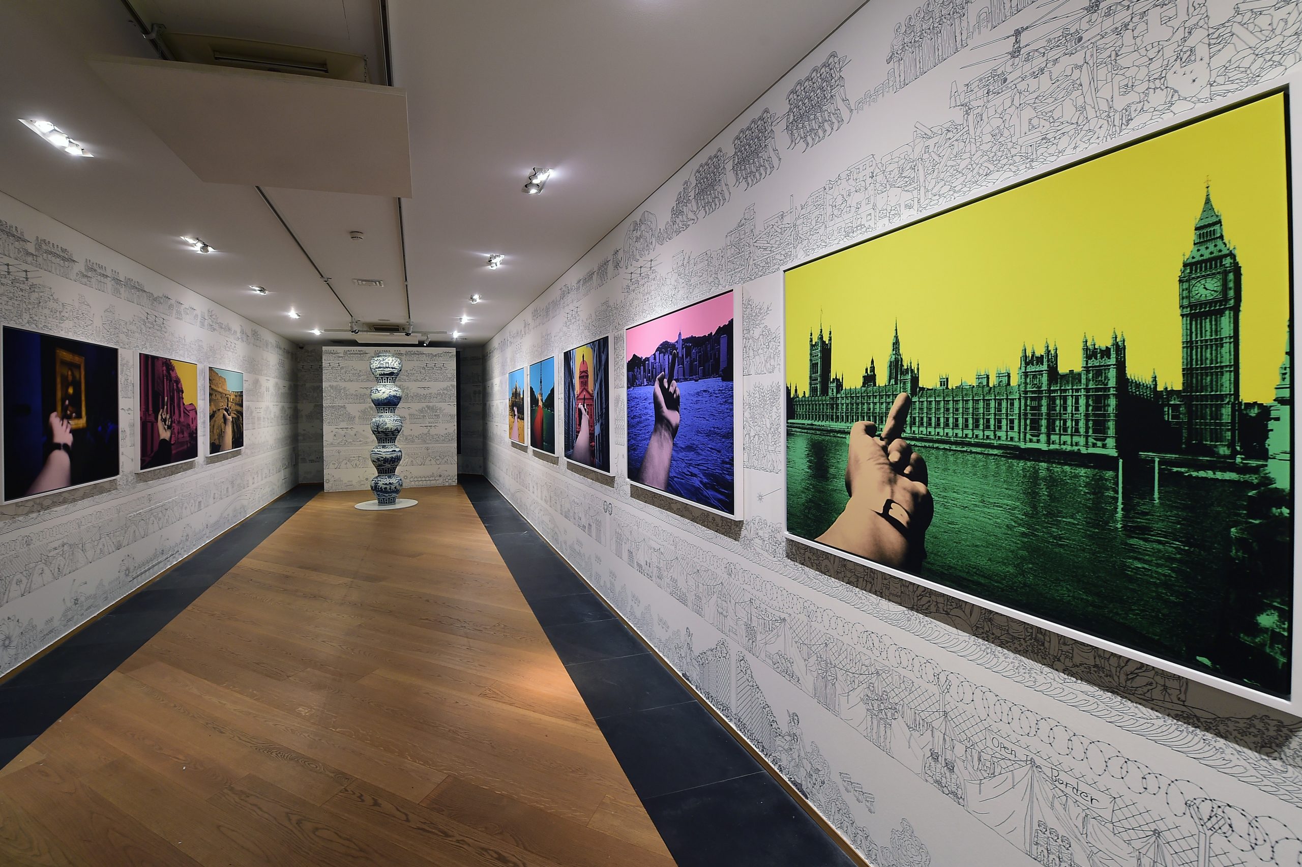 l'artista cinese Ai Weiwei durante l'allestimento della sua mostra personale "Who Am I?" a Palazzo Fava sede delle esposizioneìi di Genus Bononiae (Roberto Serra / Opera Laboratori Fiorentini)