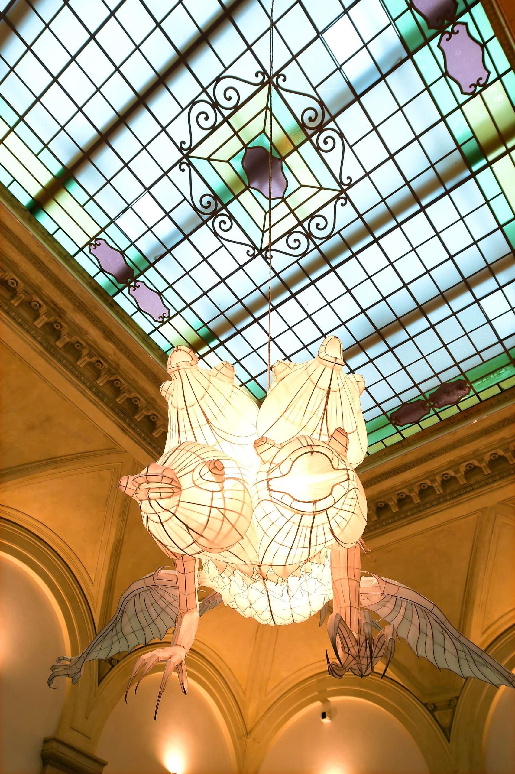 l'artista cinese Ai Weiwei durante l'allestimento della sua mostra personale "Who Am I?" a Palazzo Fava sede delle esposizioneìi di Genus Bononiae (Roberto Serra / Opera Laboratori Fiorentini)